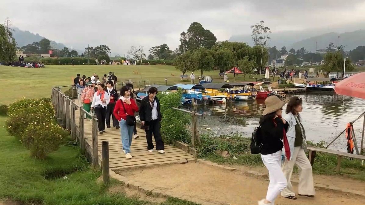 நுவரெலியாவுக்கு படையெடுக்கும் சுற்றுலா பயணிகள்!