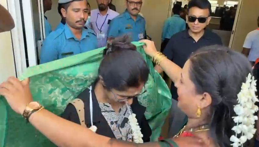 யாழ். வந்த தென்னிந்திய பிரபல பாடகர்கள்!