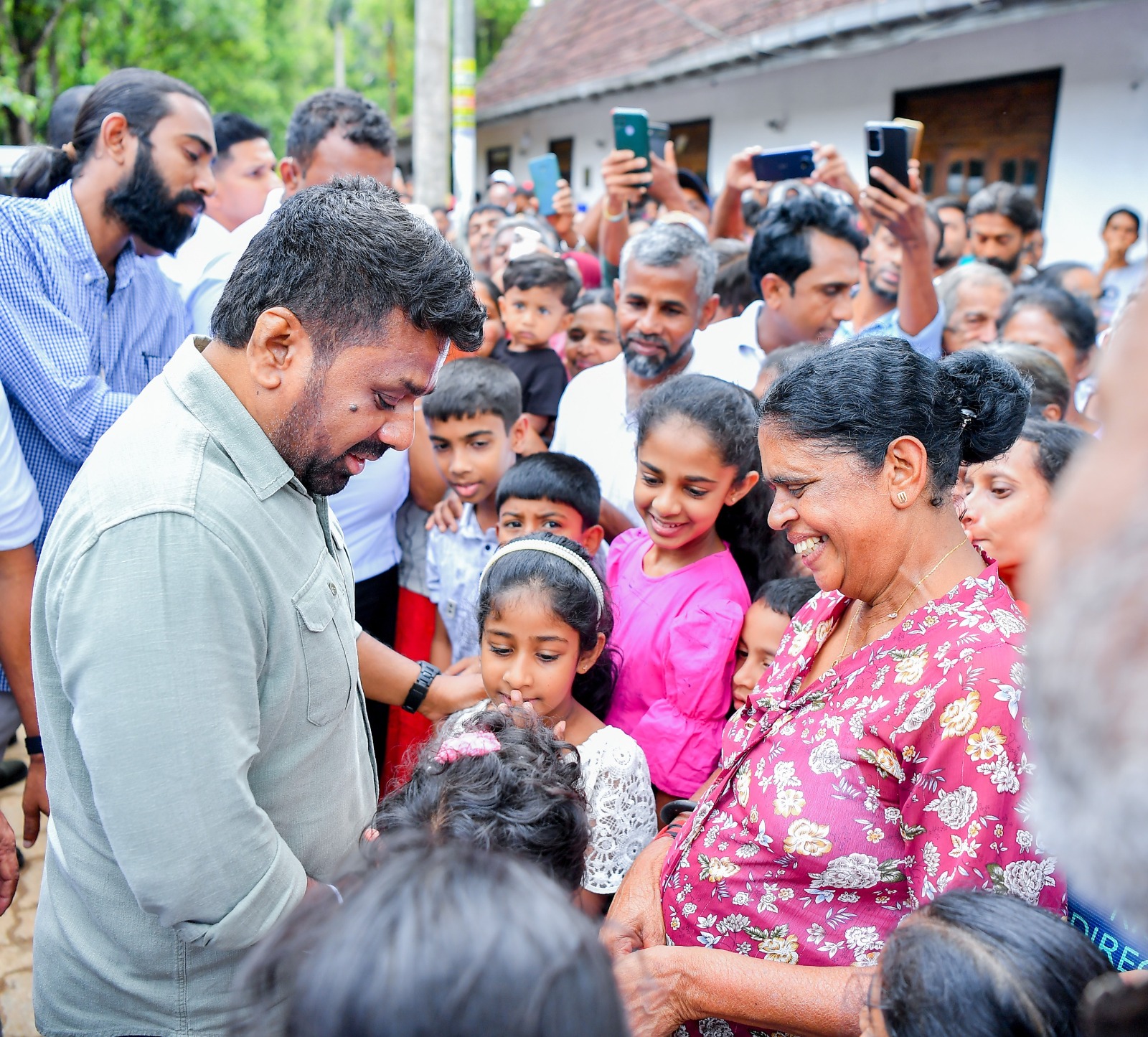 புதுவருடத்தில் பாதுகாப்பு மையத்தில் தங்கியுள்ளமக்களை சந்தித்த ஜனாதிபதி!