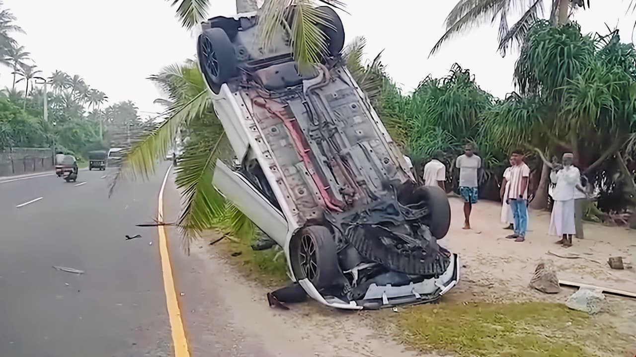 அம்பலங்கொடையில் தென்னை மரத்தில் மோதி கார் விபத்து!