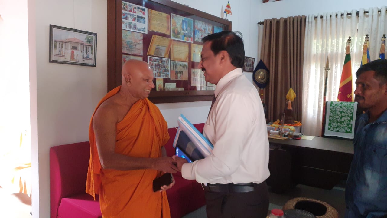 தையிட்டி திஸ்ஸ விகாரையின் விகாராதிபதி- யாழ் . மாவட்ட செயலர் இடையில் சந்திப்பு!