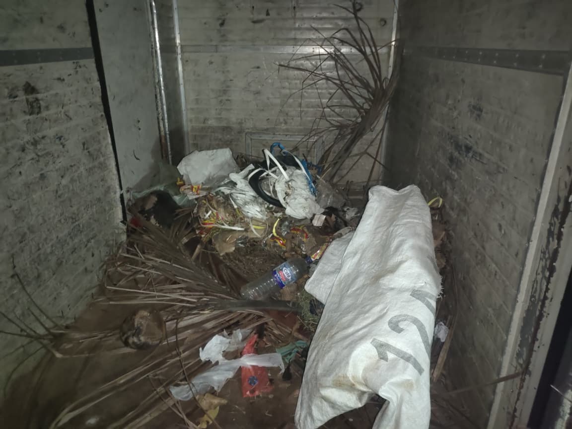 துறைநீலாவணையில் வீதிகளில் குப்பைகளை கொட்ட முற்பட்ட நபர்கள் பொலிஸாரிடம் ஒப்படைக்கப்பட்டுள்ளார்.