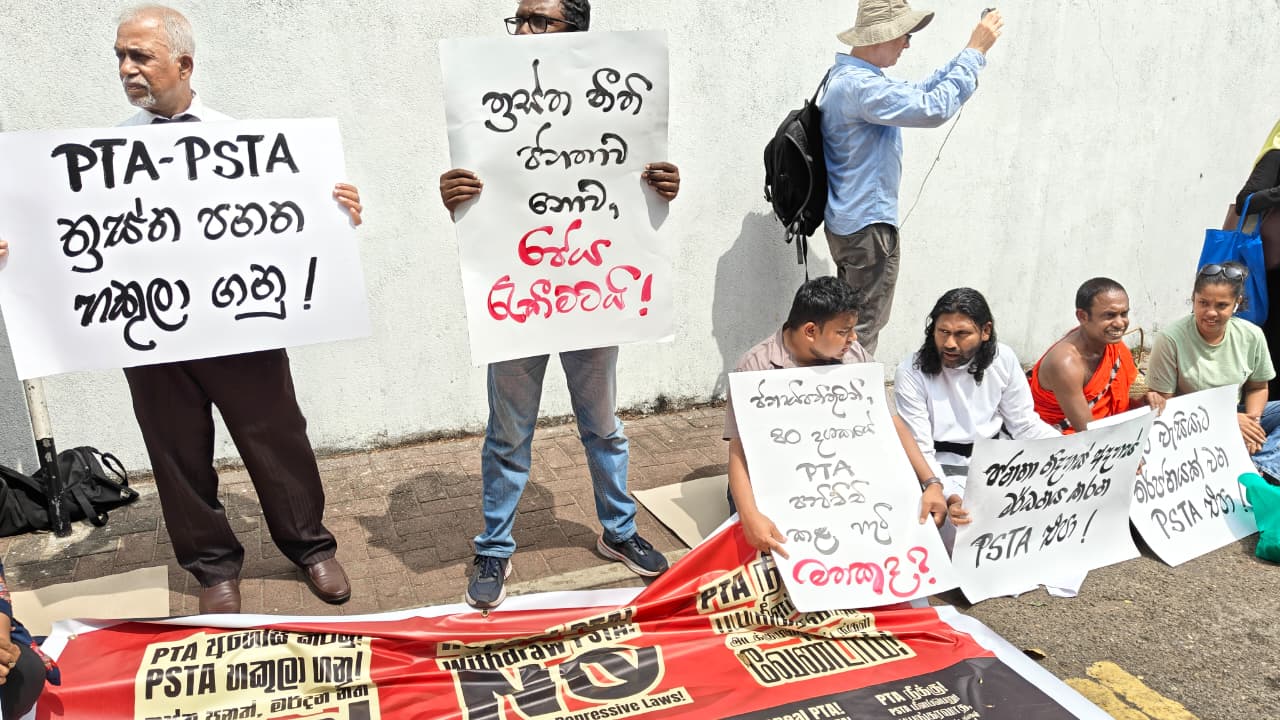 அடக்குமுறைச் சட்டங்களுக்கு எதிராக கொழும்பில் மக்கள் போராட்டம்