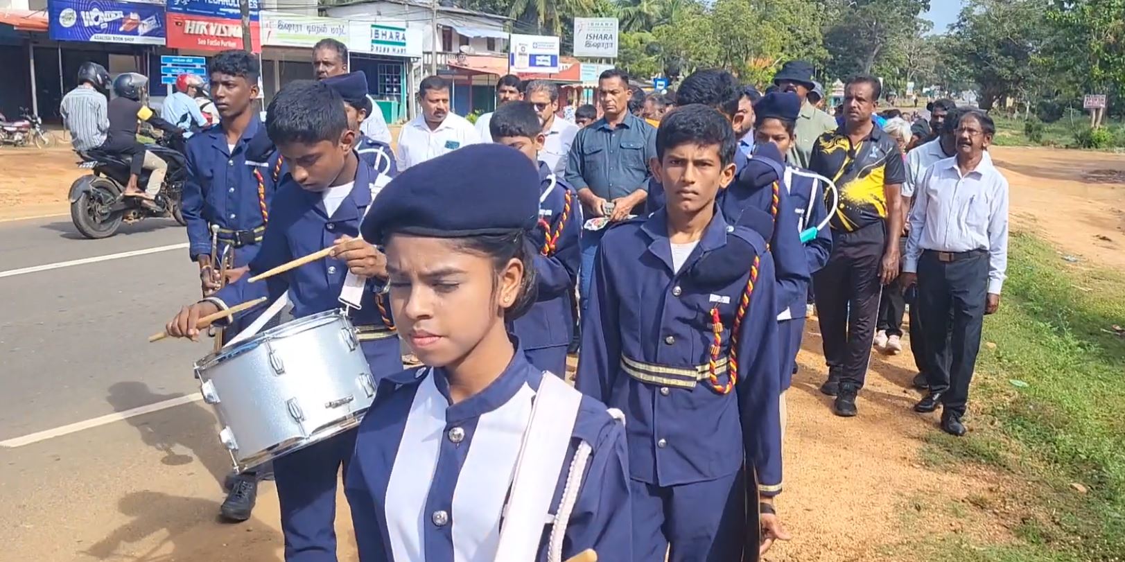 மாத்தறை மாவட்டத்திலிருந்து தெரிவு செய்யப்பட்ட மாணவர்கள் கிளிநொச்சி மத்திய கல்லூரி மாணர்களோடு சினேகபூர்வ துடுப்பாட்டத்தில் ஈடுபட வருகை