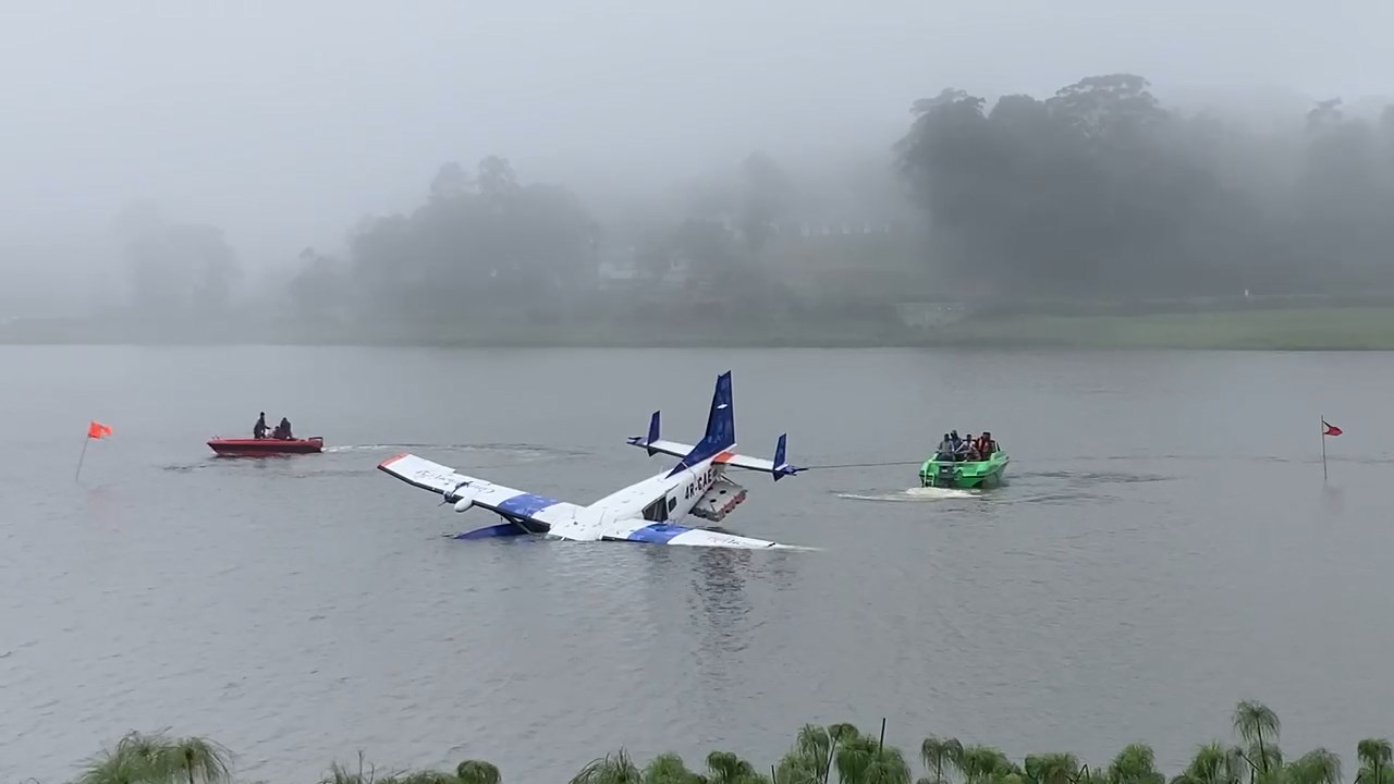 நுவரெலியா கிரகரி வாவியில் விபத்துக்குள்ளான விமானத்தை மீட்கும் தீவிர  முயற்சிகள் தோல்வி.