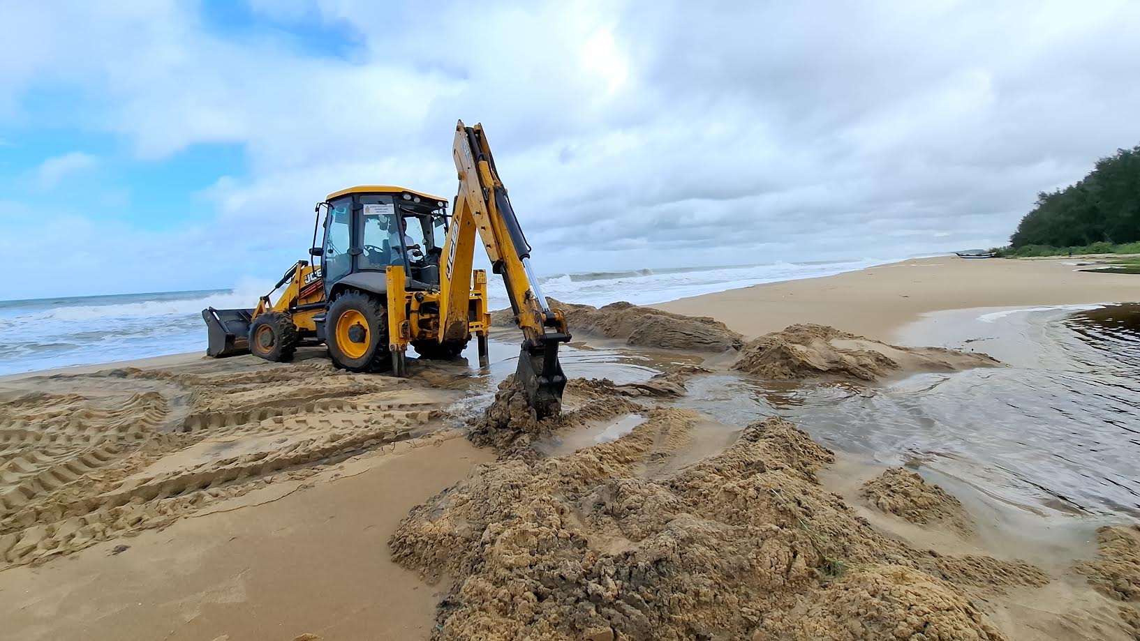 களுவாஞ்சிக்குடி முகத்துவாரம் வெட்டப்பட்டது !