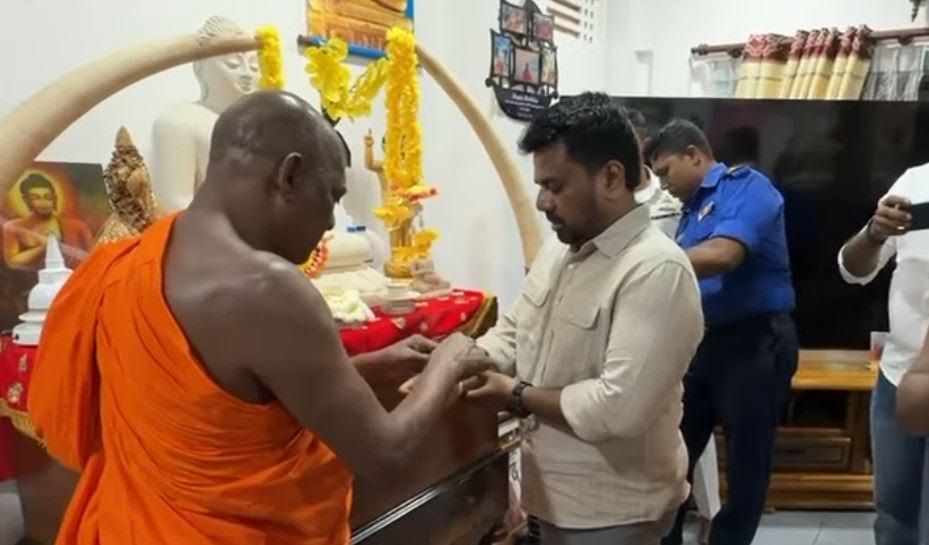 நயினாதீவுக்கு சென்று , நாக விகாரை விகாரதிபதியை சந்தித்து ஆசிகளை பெற்றுக்கொண்ட ஜனாதிபதி!