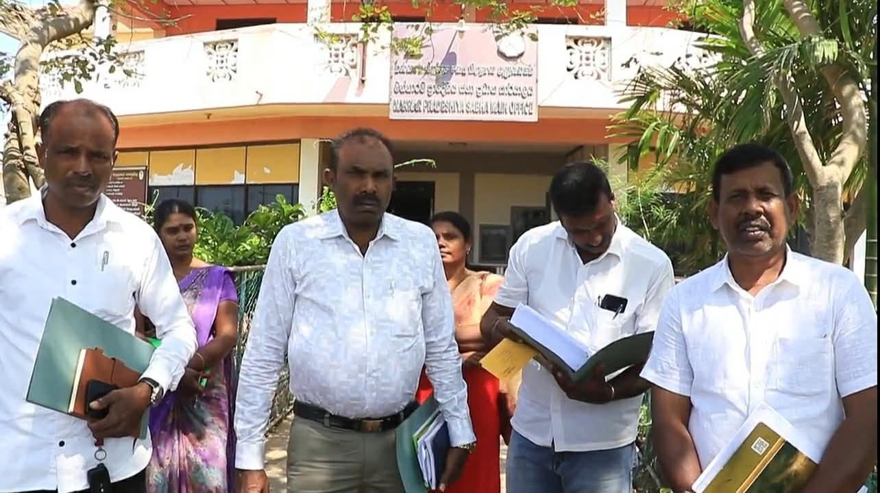 மன்னார் பிரதேச சபையின் தவிசாளரின் செயல்பாடுகள் குறித்து வெளி நடப்பு செய்த உறுப்பினர்கள் அதிருப்தி