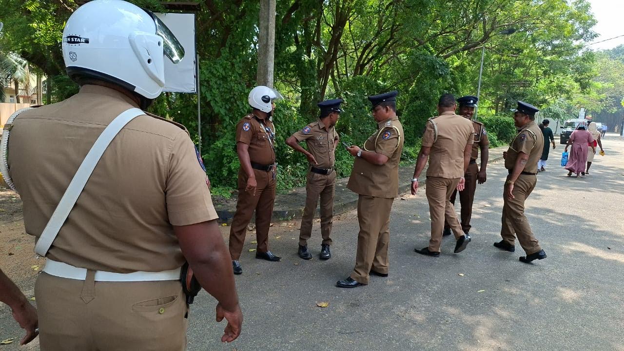 வீதியில் நடக்கும் ஜனாதிபதிக்கு எங்கள் வீடுகள் கண்களுக்கு தெரியவில்லையா ? – யாழில். போராட்டம்