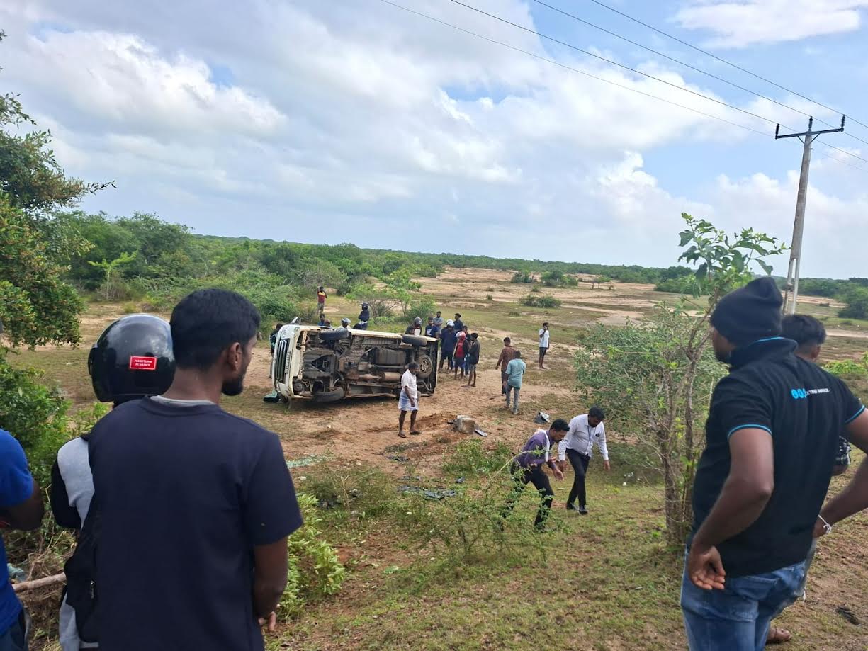 வேகக் கட்டுப்பாட்டை இழந்த வாகனம் விபத்து – மூவர் காயம்