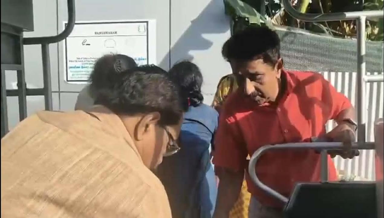 ராமேஸ்வரத்திற்கு சாமி தரிசனம் செய்ய சென்ற  கேரள மாநிலத்தைச் சேர்ந்த பெண் பக்தரை முட்டி தூக்கிய மாடு