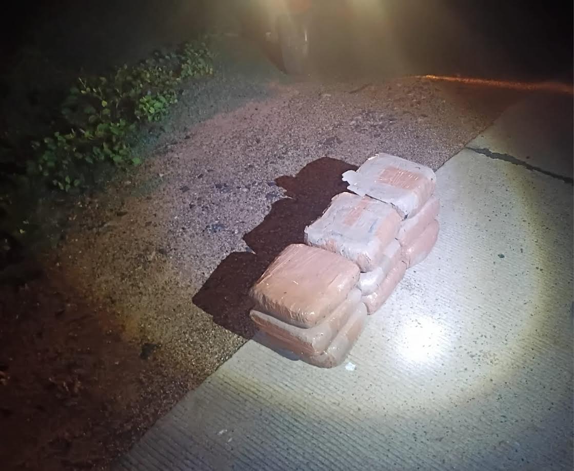 நாகர் கோவில் பகுதியில் பெருந்தொகையான கேரளா கஞ்சா மீட்பு..!யாழ் வடமராட்சி கிழக்கு நாகர் கோவில் பகுதியில் இன்றைய தினம் அதிகாலை 3 மணியளவில் பெருந்தொகையான கேரளா கஞ்சா விசேட அதிரடிப் படையினரால் மீட்கப்பட்டுள்ளது   இச் சம்பவம் தொடர்பாக மேலும் தெரிய வருவதாவது   இன்றைய தினம் துன்னாலை விசேட அதிரடிப் படையினருக்கு கிடைக்கப்பெற்ற இரகசிய தகவலின் அடிப்படையில் நாகர்கோவில் பகுதியில் விசேட சுற்றி வளைப்பு நடவடிக்கை ஒன்று மேற்கொள்ளப்பட்டது   இதன் போது 14 kg எடை உள்ள ஒன்பது பொதிகள் அடங்கிய கேரளா கஞ்சா மீட்கப்பட்டுள்ளது இதன் போது சந்தேக நபர்கள் தப்பி சென்றுள்ளதாகவும் அவர்களை தேடும் நடவடிக்கை மேற்கொள்ளப்பட்டதாகவும் கூறப்படுகிறது   மீட்கப்பட்ட கேரளா கஞ்சா மேலதிக விசாரணைகளுக்கு மருதங்கேணி பொலிசாரிடம் ஒப்படைக்கப்பட்டுள்ளது மற்றும் மேலதிக விசாரணைகளையும் சந்தேக நபர்கள் தொடர்பான விசாரணைகளை மருதங்கேணி பொலிசார் மேற்கொண்டு வருகின்றனர்