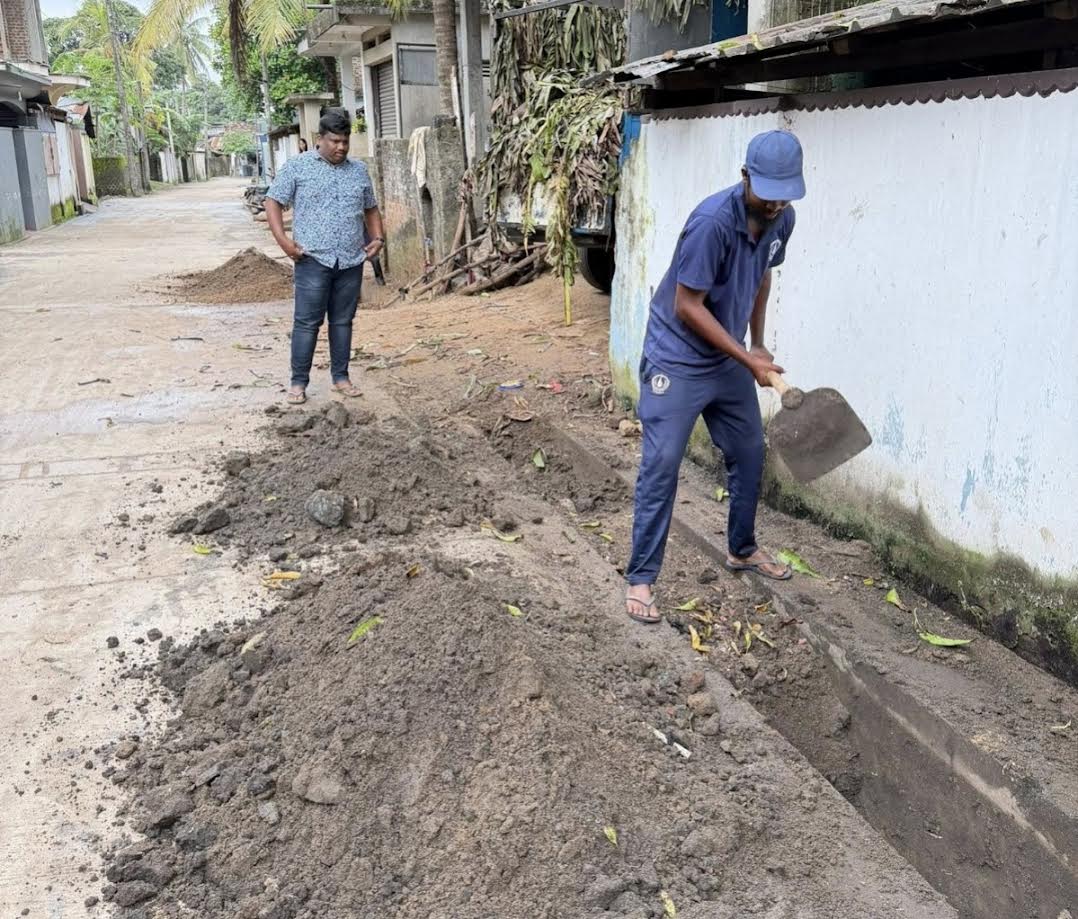சம்மாந்துறை மத்திய வட்டாரத்தில் மழை நீர் வழிந்தோடும் வழிகள் சீரமைப்பு