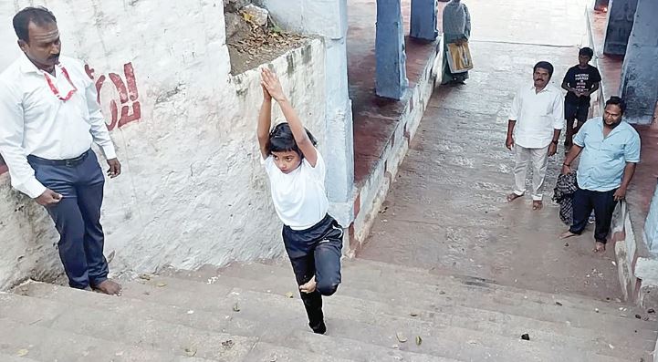 அர்த்த​நாரீஸ்வரர் மலைக்​கோ​யில் படிக்​கட்​டில் யோகாசனம் செய்​த​படி சென்​ற சிறுமி ஹ​னா