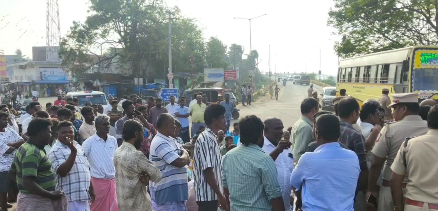 பாம்பனில் சாலை மறியல்: போக்குவரத்து பாதிப்பு