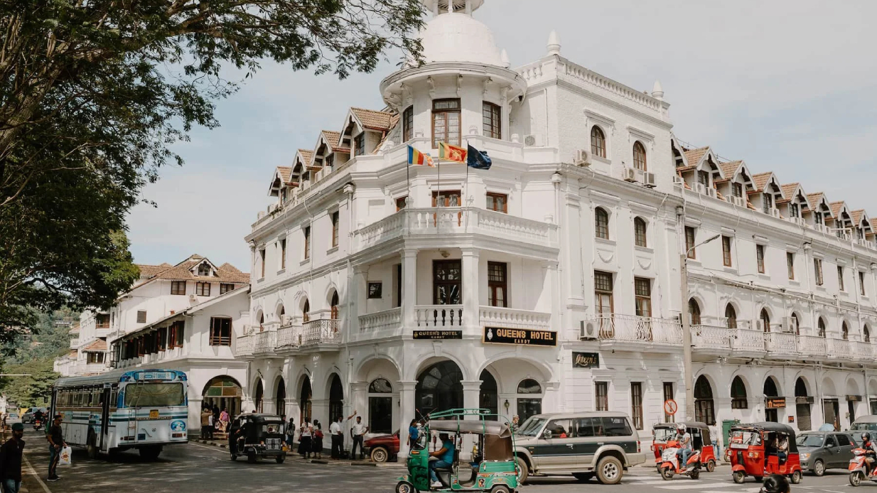 கண்டி நகரில் அங்கீகரிக்கப்படாத நடைபாதை வியாபாரிகள் அகற்றம்!