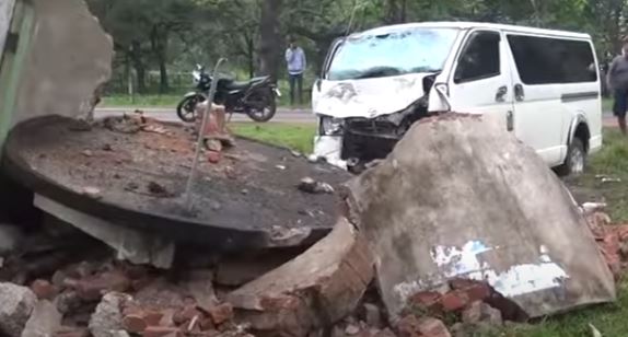 தம்புள்ளையில் கிரிக்கெட் போட்டியை காண வந்த இளைஞர் குழு விபத்து