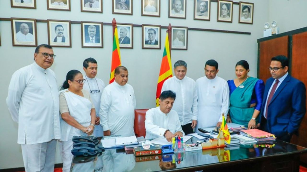 கல்வி அமைச்சருக்கு எதிரான நம்பிக்கையில்லாப் பிரேரணையில் கையொப்பமிட்ட எதிர்க்கட்சி உறுப்பினர்கள்!