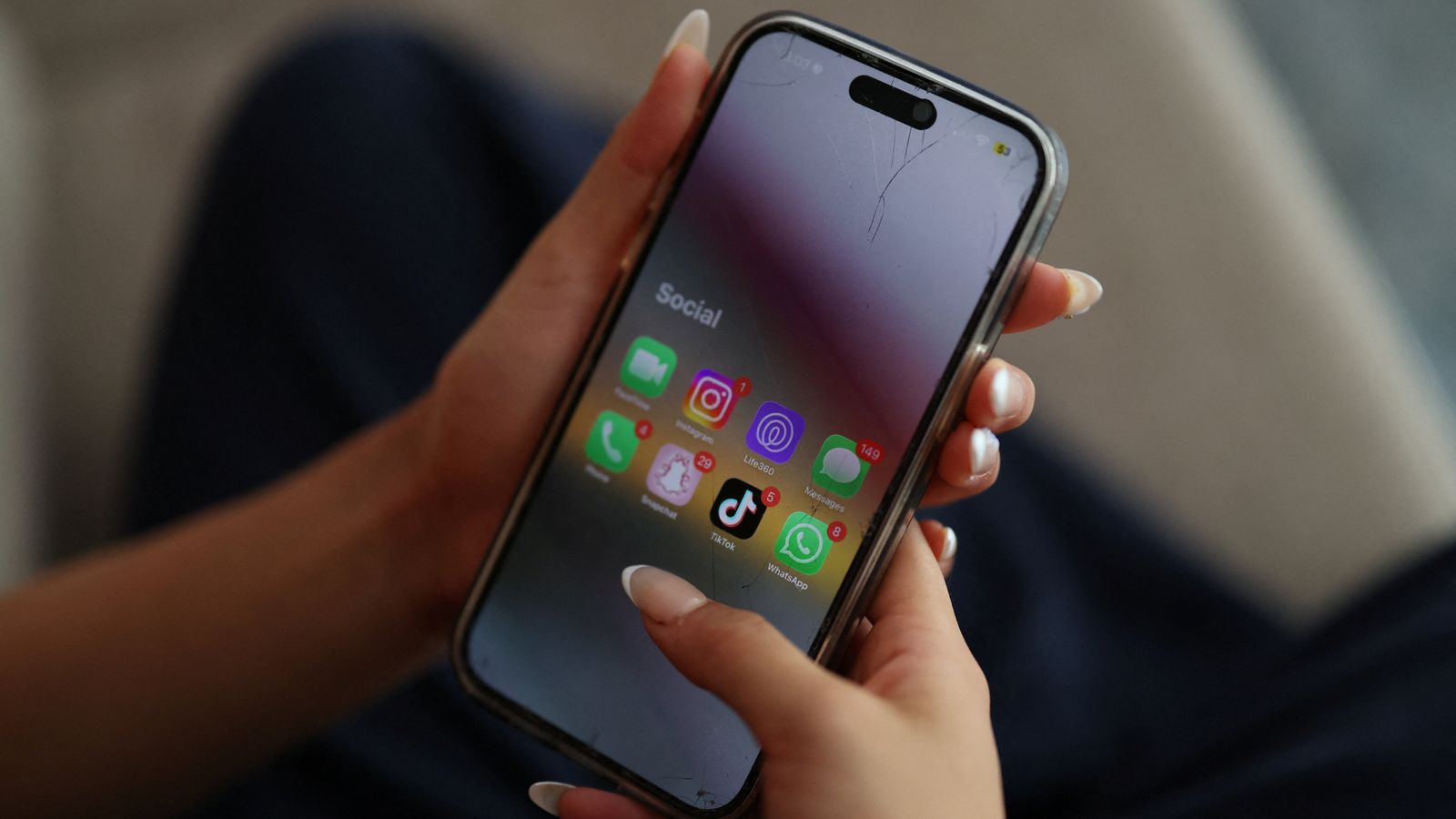 பிரித்தானியாவில் சிறுவர்கள் சமூக ஊடகங்களைப் பயன்படுத்துவதைத் தடை செய்யும் சட்ட திருத்தம் தொடர்பில் ஆளும் தரப்பினருக்கு அழுத்தம்!