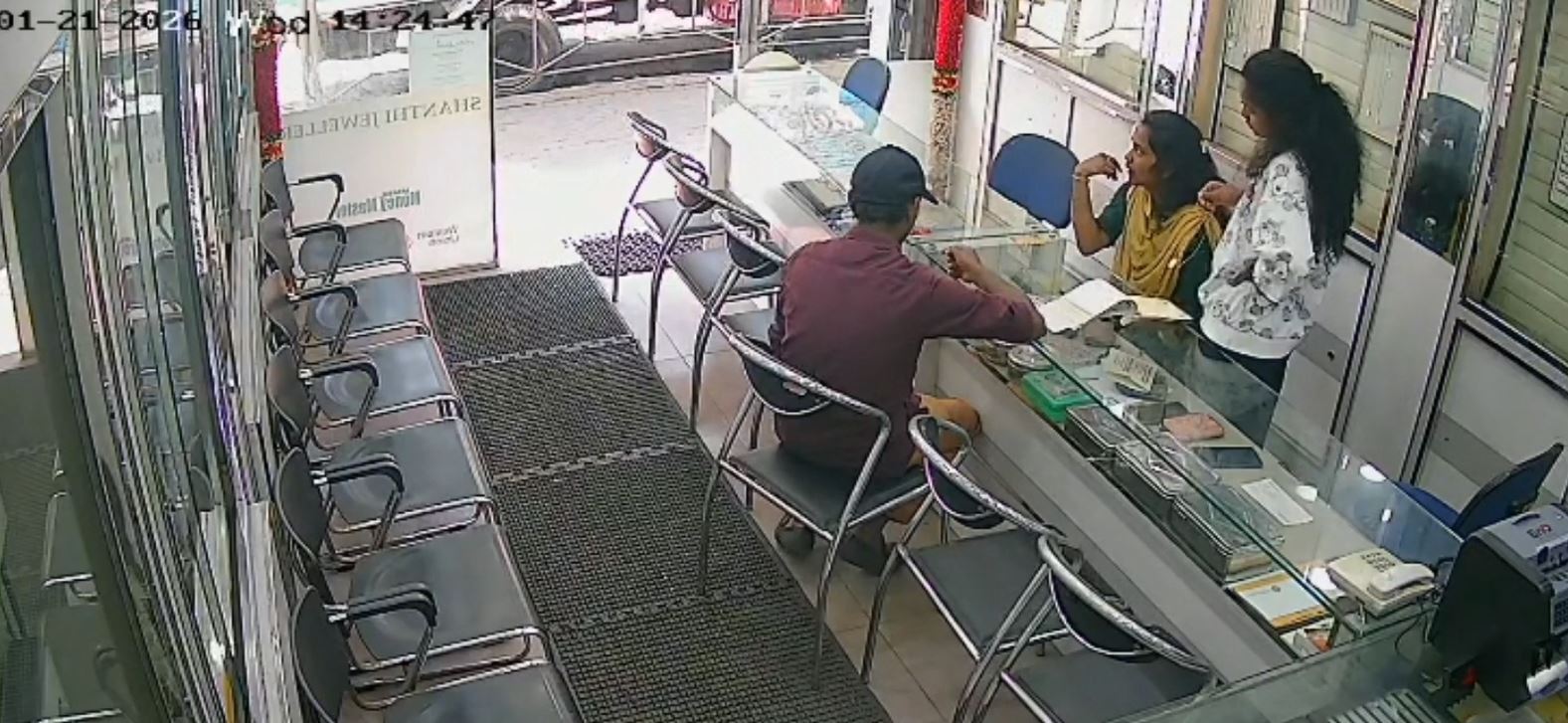 வாடிக்கையாளர் போல் வேடமிட்டு நூதன முறையில் நகை கொள்ளை