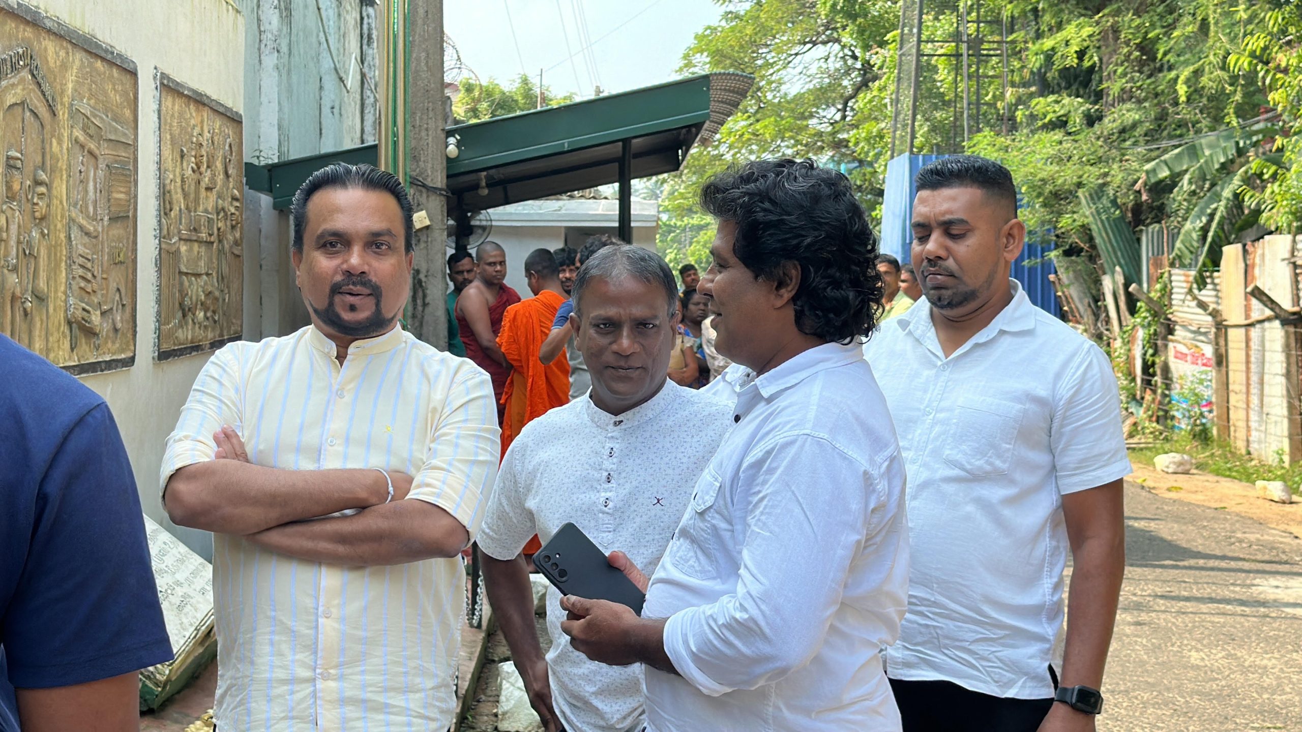 விளக்கமறியலில் வைக்கப்பட்ட தேரர்களை சந்திப்பதற்காக விமல் வீரவன்ச திருகோணமலை சிறைச்சாலைக்கு வருகை