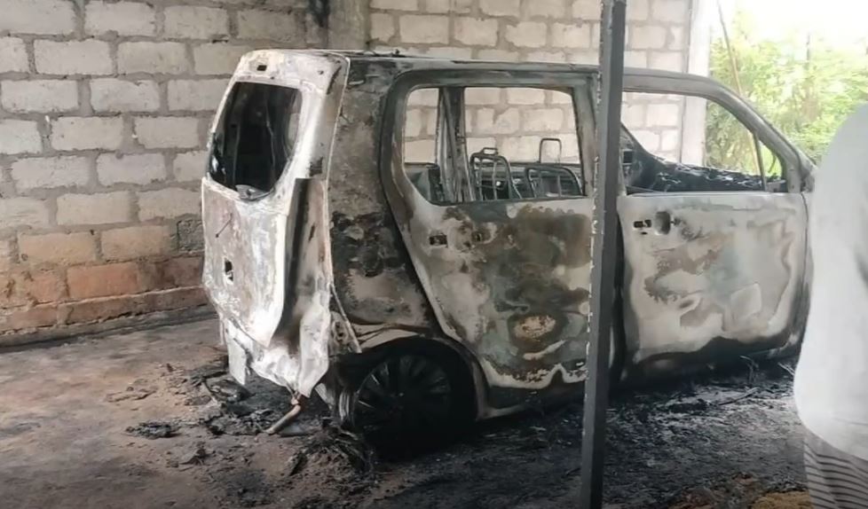 கந்தளாயில் வீட்டில் நிறுத்தியிருந்த கார் தீக்கிரை