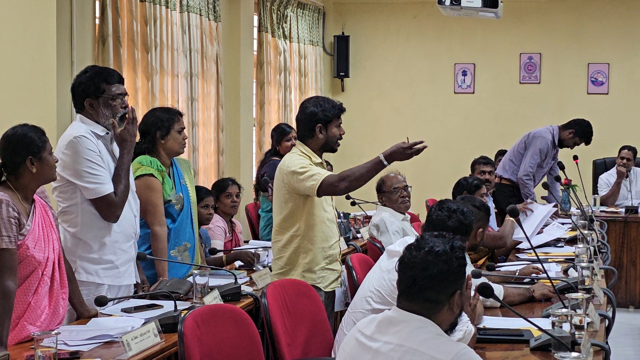 மானிப்பாய் பிரதேச சபை எல்லைக்குள் வெடி கொழுத்த 10 ஆயிரம் கட்டணம்