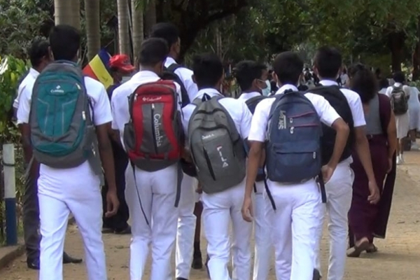 பேருவளையில் இரண்டு பாடசாலைகளுக்கு இடையில் மோதல் – 7 மாணவர்கள் படுகாயம்!