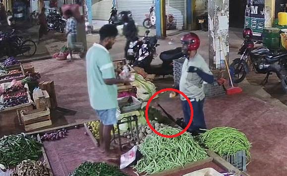 யாழில் துப்பாக்கியுடன் சந்தைப்பகுதியில் நடமாடிய நபரால் பரபரப்பு!