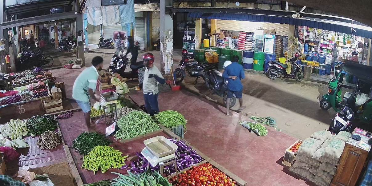 துப்பாக்கியுடன் பச்சை மிளகாய் வாங்க வந்தவரால் பரபரப்பு