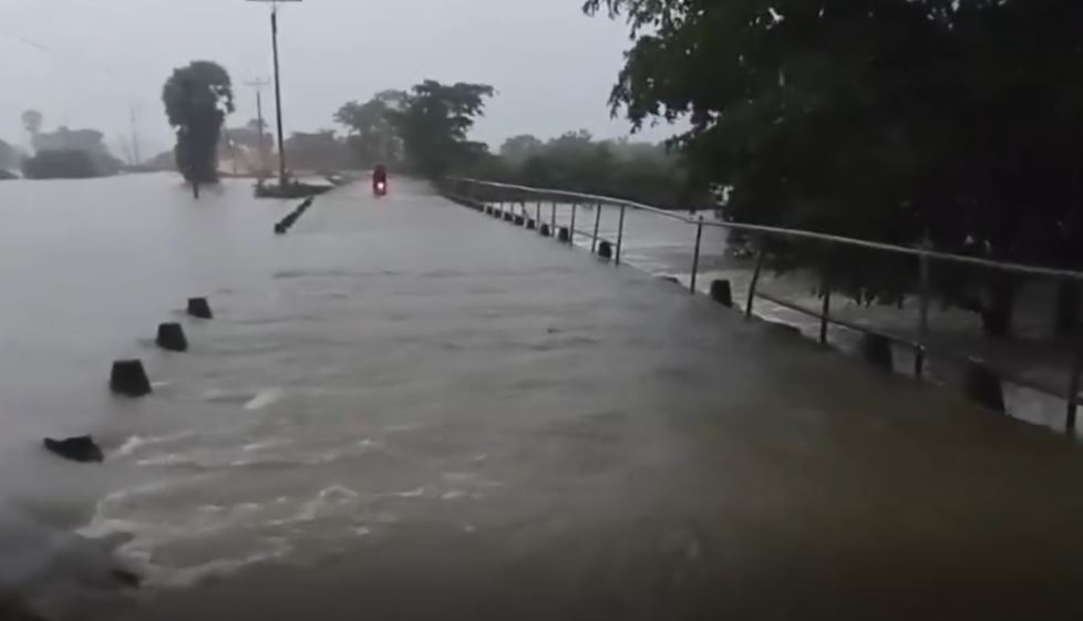 மட்டு கிரான் பாலத்தினை ஊடறுத்து வெள்ள நீர் பாய்வதால் ,பாதிக்கப்பட்டுள்ள போக்குவரத்து