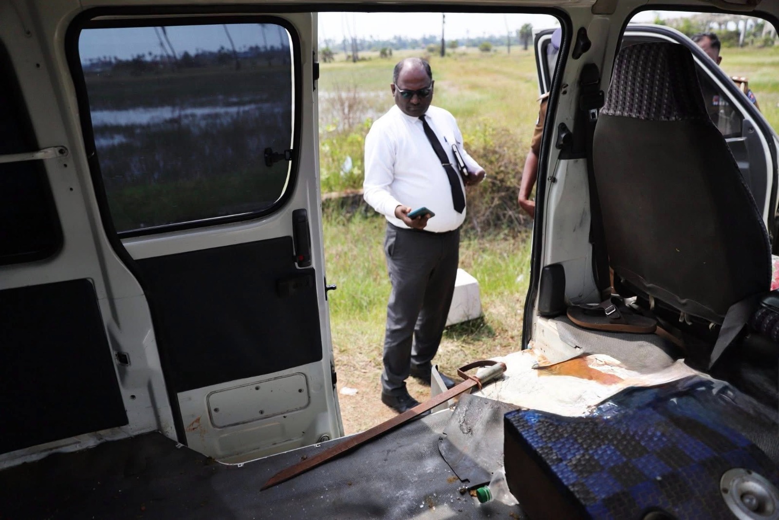 யாழில் சுட்டுப் படுகொலை செய்யப்பட்ட சிறுவன் பயணித்த வாகனத்தில் இருந்து வாள் ஒன்று மீட்பு!