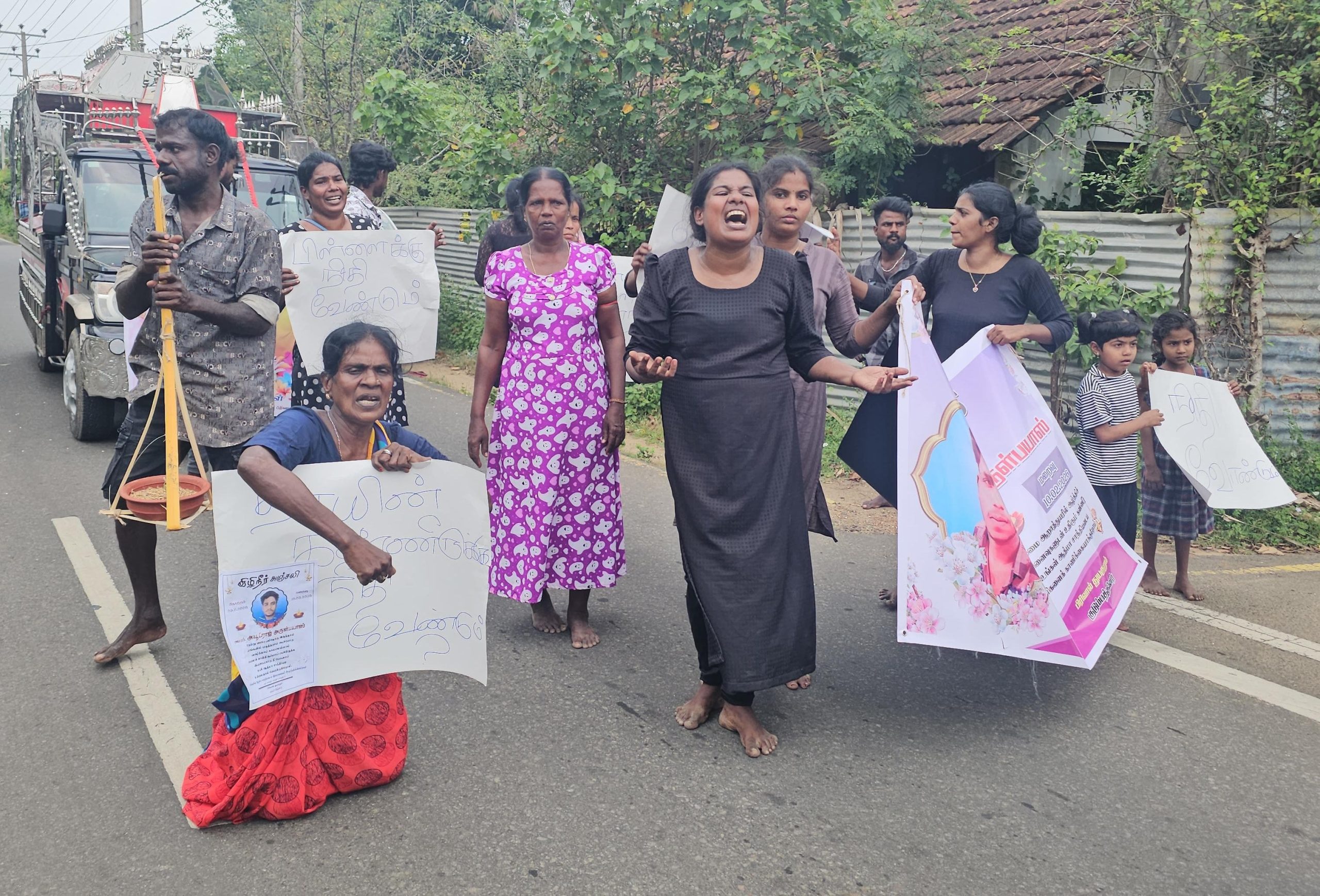 சிறுவனை கொலை செய்த பொலிஸாரை கைது செய்யுமாறு போராடிய உறவுகள்!