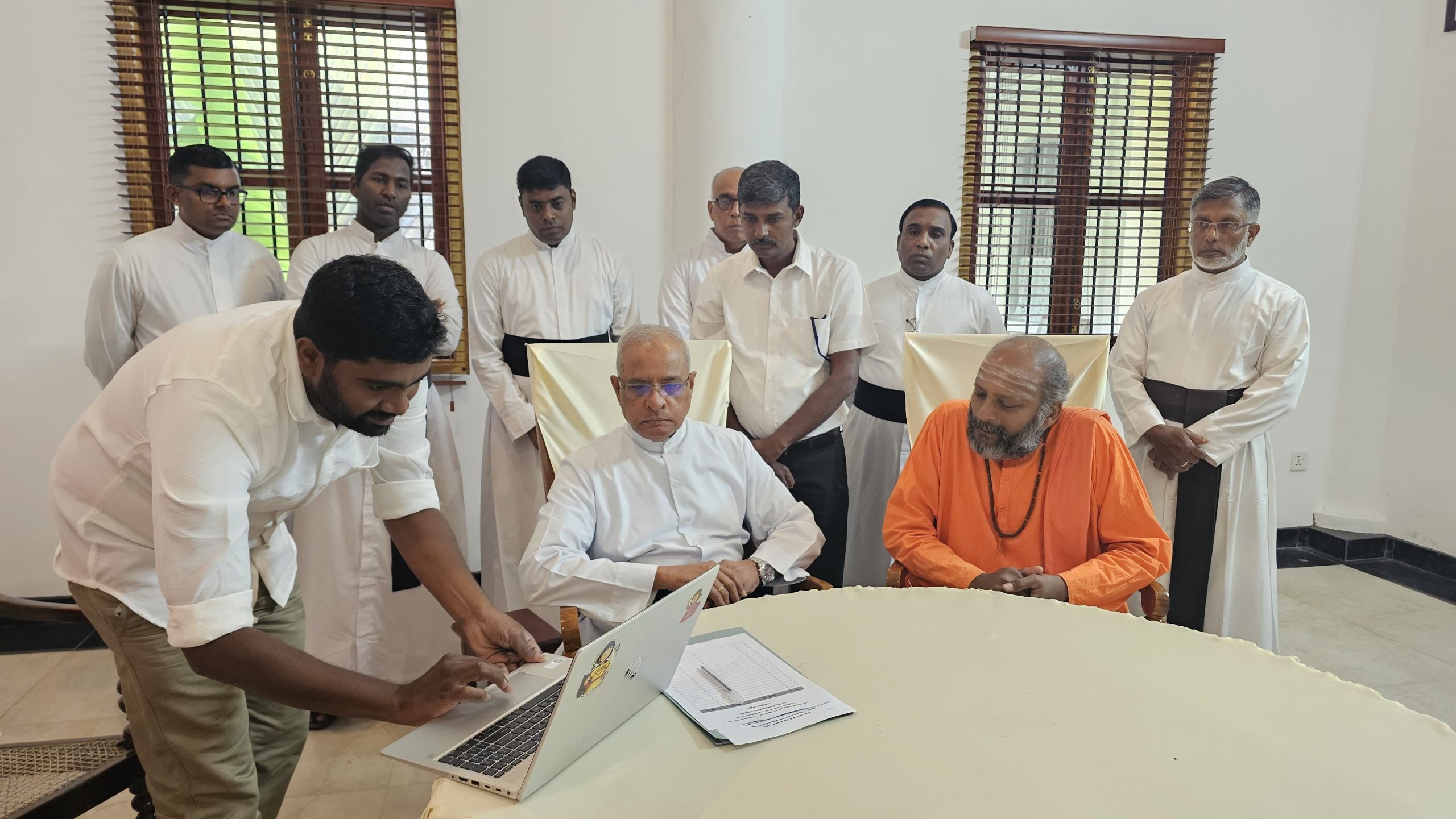 “புதுசும் வேண்டாம் பழசும் வேண்டாம்” கையெழுத்து போராட்டம்!