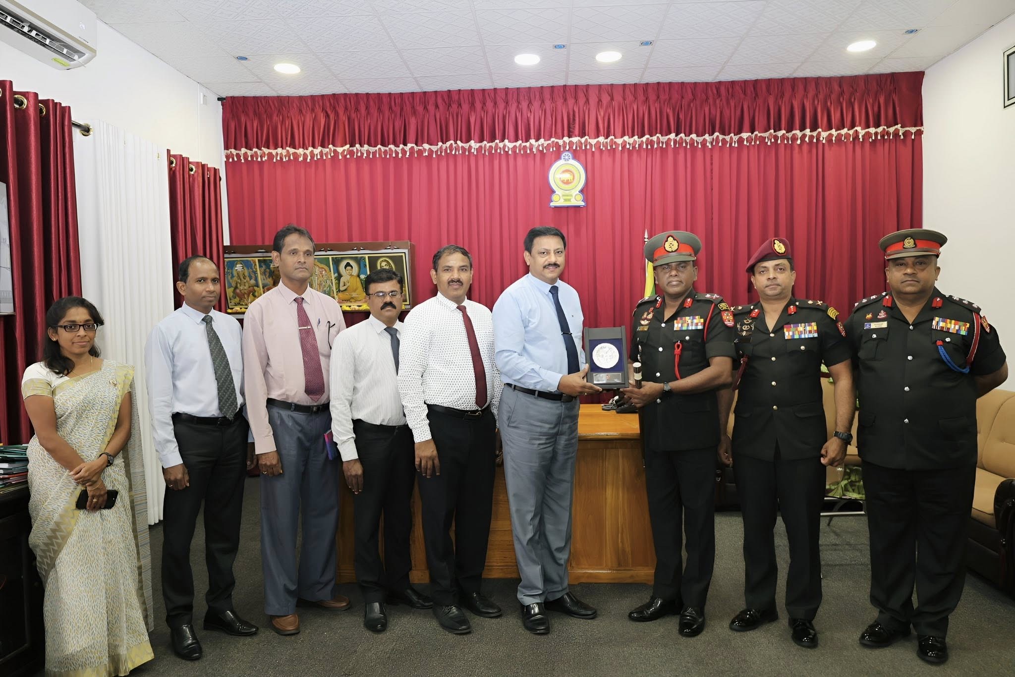மாவட்ட செயலரை சந்தித்த இராணுவ தளபதி