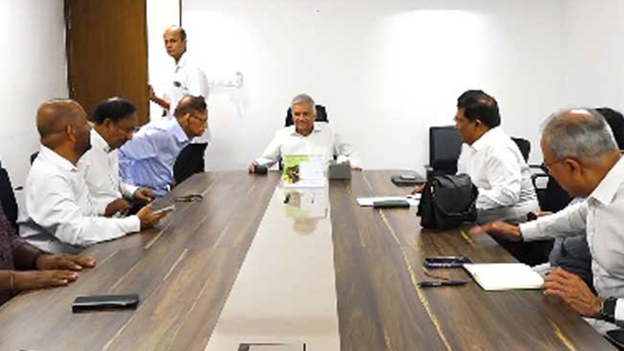 எதிர்க்கட்சிக் குழுக்கள் ரணில் விக்கிரமசிங்கவை சந்தித்து கலந்துரையாடல்