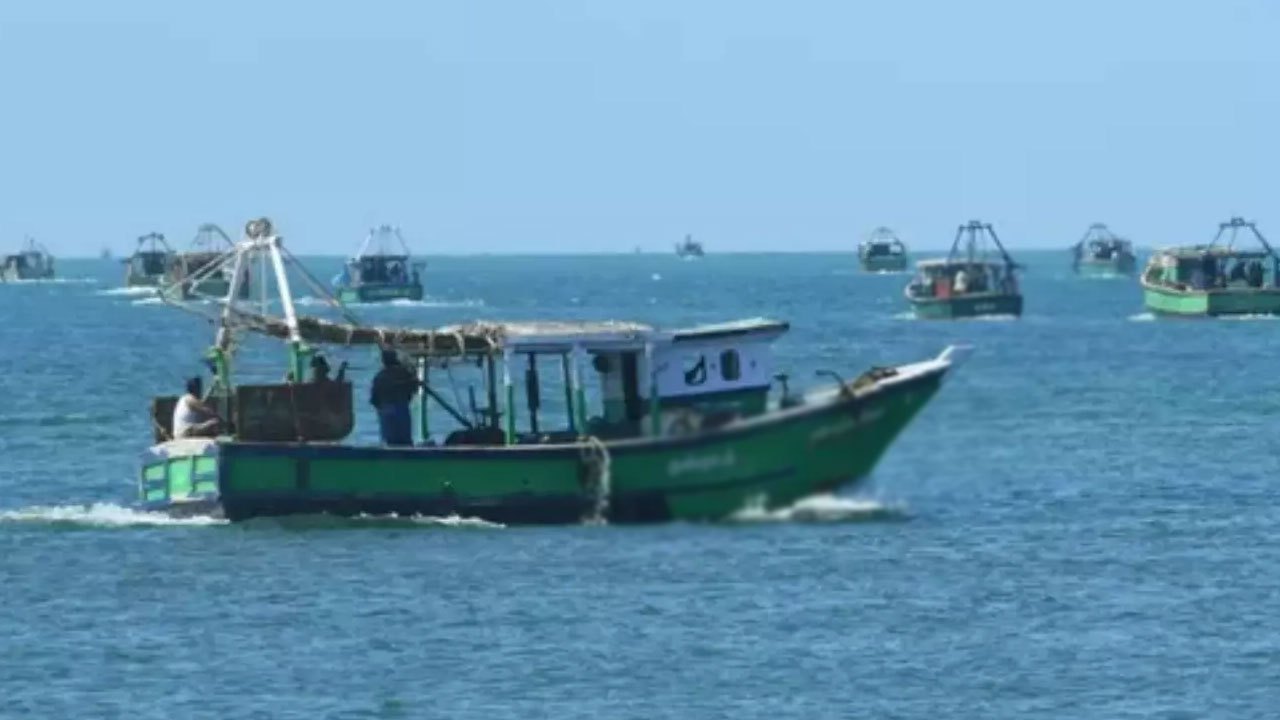 எல்லை தாண்டி மீன்பிடியில் ஈடுபட்ட 25 இந்திய மீனவர்கள் கைது