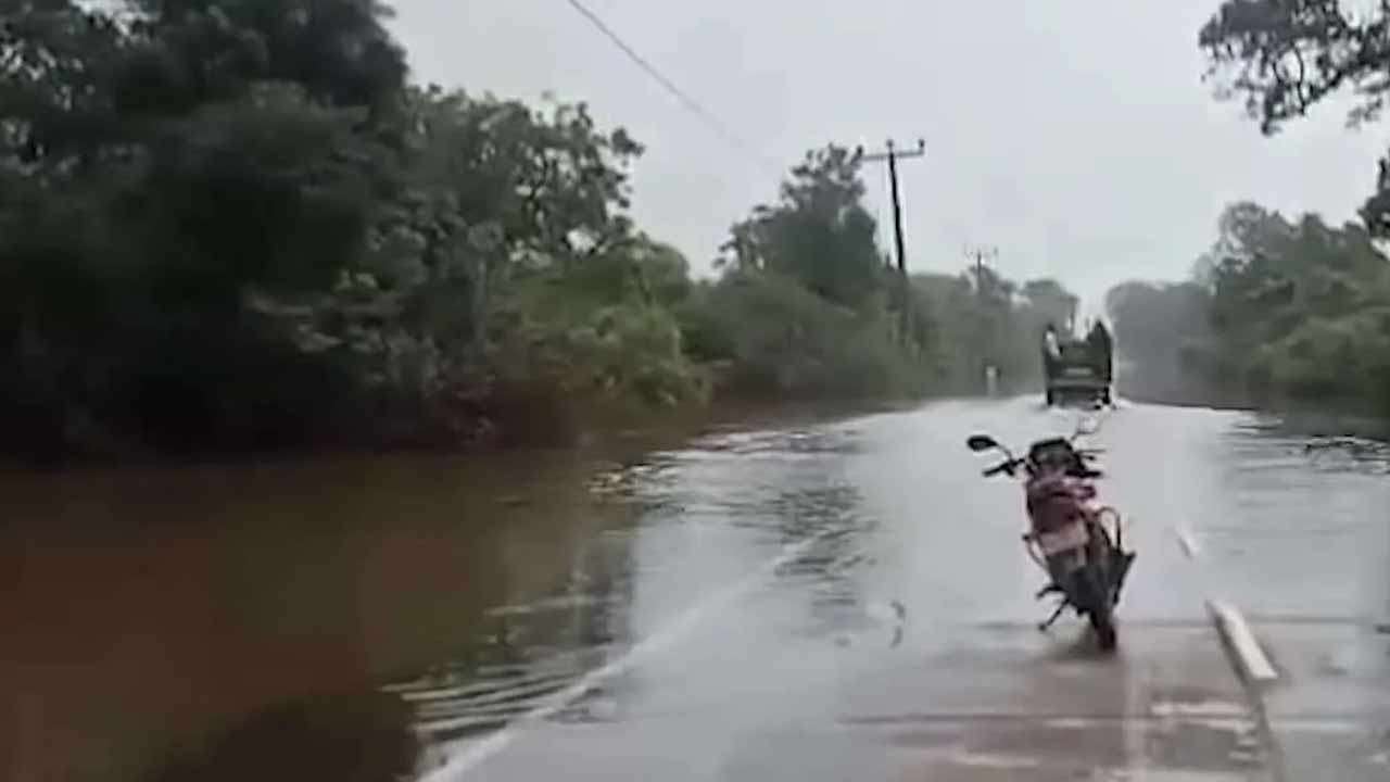 நீரில் மூழ்கியுள்ள சோமாவதிய – சுங்காவில வீதி