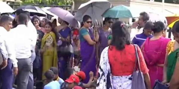 ஜனாதிபதி செயலகத்தின் பிரதான நுழைவாயிலுக்கு அருகில் போராட்டம்!