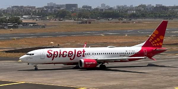 டில்லியில் இருந்து காஷ்மீரின் லே  நோக்கி பயணித்த விமானத்தில் கோளாறு !