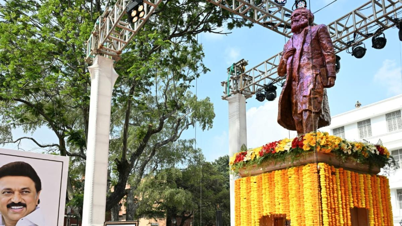 கார்ல் மார்க்ஸின் சிலையை திறந்து வைத்தார் முதல்வர் ஸ்டாலின்!