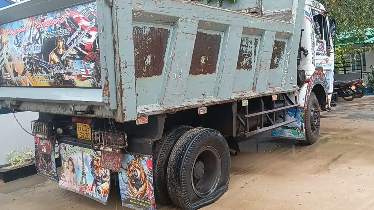 கிளிநொச்சி பகுதியில் கட்டளையை மீறி பயணித்த டிப்பர் வாகனம் மீது பொலிஸார் துப்பாக்கி சூடு!