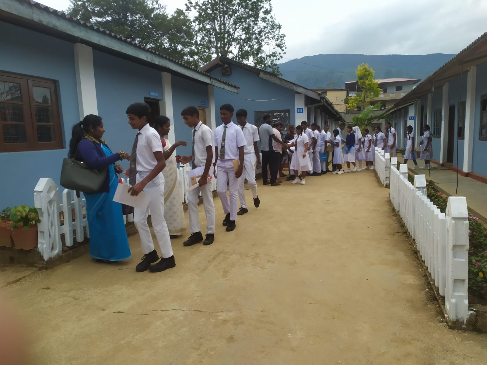 மலையகத்தில் ஆர்வமாக பரீட்சைக்கு செல்லும் மாணவர்கள்