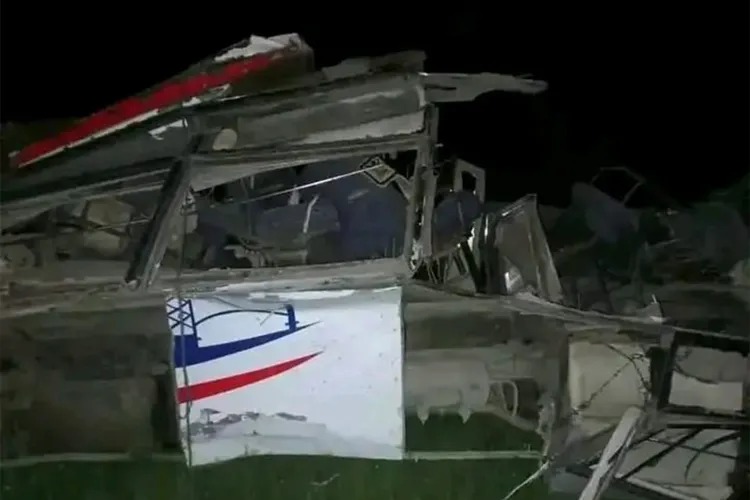 திருமண நிகழ்வுக்கு சென்ற பஸ் பள்ளத்தில் கவிழ்ந்ததில் 13 பேர் உயிரிழப்பு