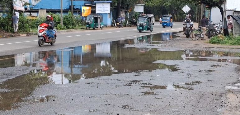 குன்றும் குழியுமாக நீர் தேங்கி துர்நாற்றம் வீசும் களுவாஞ்சிக்குடி பஸ்தரிப்பு நிலையம்