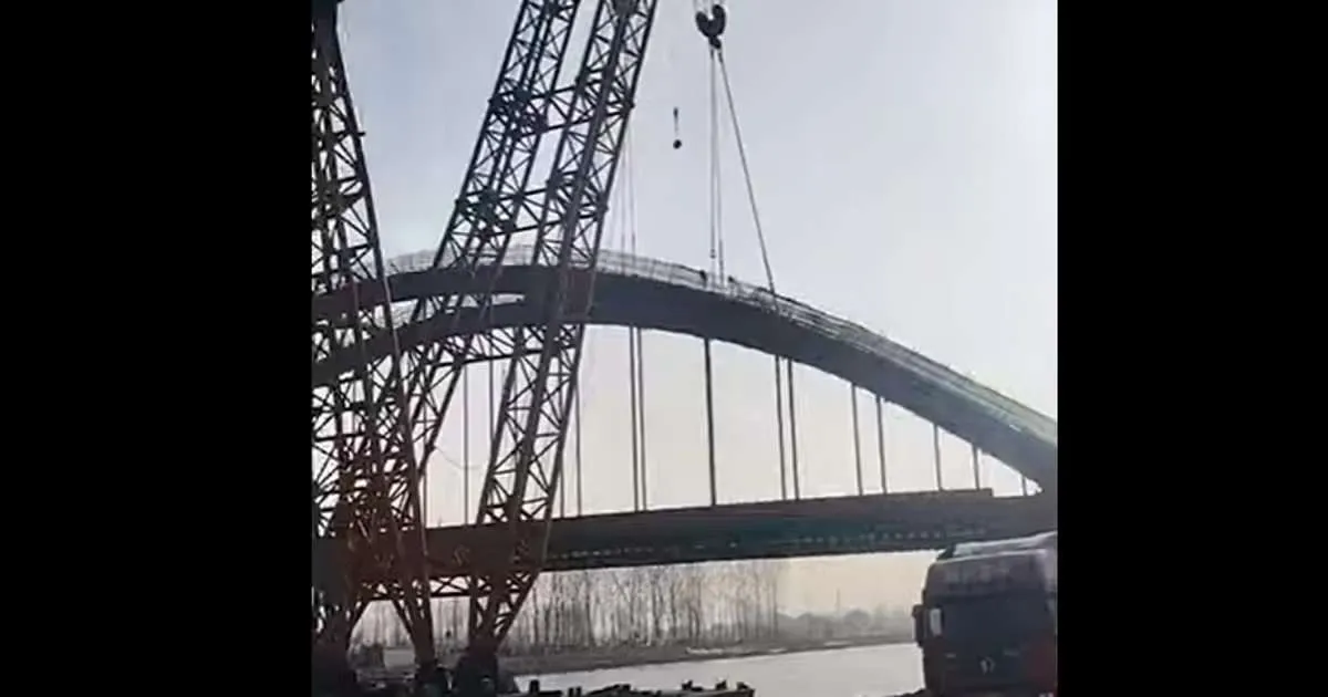 சீனாவில் ரயில் பாலம் இடிந்து விபத்து