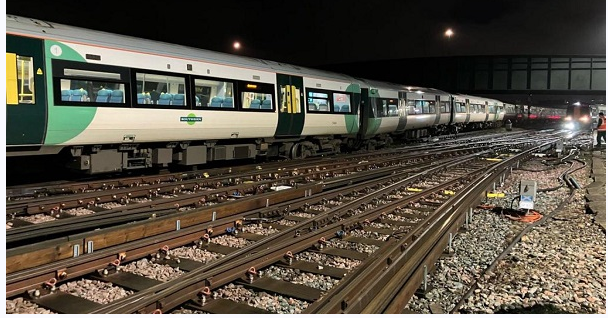 தடம் புரண்ட ரயில் , மாற்று வழிகளை பின்பற்றுமாறு கோரிக்கை