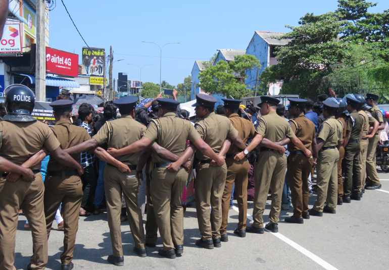 மட்டக்களப்பில்  பேரணி- பொலிசாருக்கும் ஆர்ப்பாட்டகாரர்களுக்கும் இடையே முறுகல்!