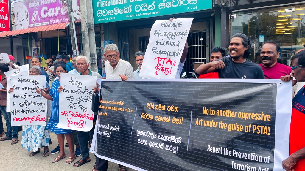 கோட்டாபய நீதிமன்ற விசாரணையை புறக்கணிப்பதற்கு எதிர்ப்பு தெரிவித்து மக்கள் போராட்டம்!