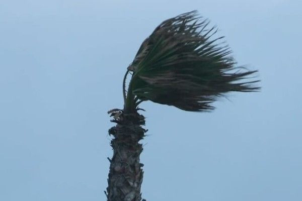 சிவப்பு எச்சரிக்கை! – 850,000 வீடுகள் இருளில்..